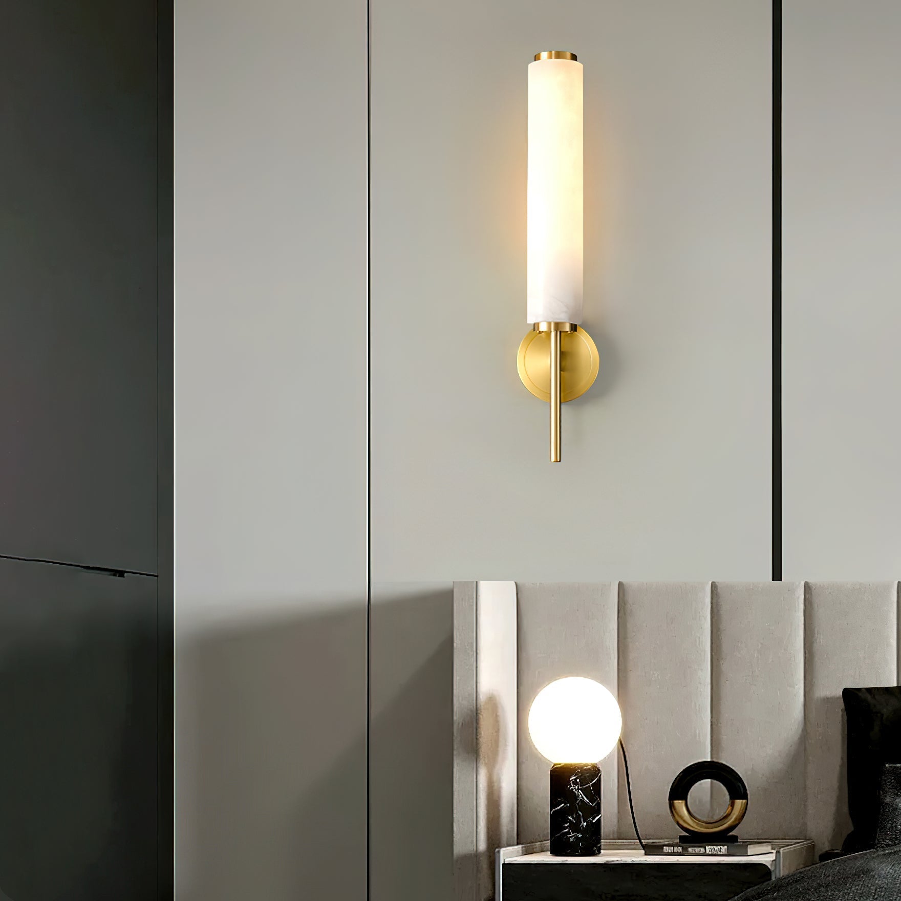 Brindisi Alabaster Column Wall Sconce / W 9.6″ x H 18.9″ / W 24.5cm x H 48cm / Brass & White / Cool Light