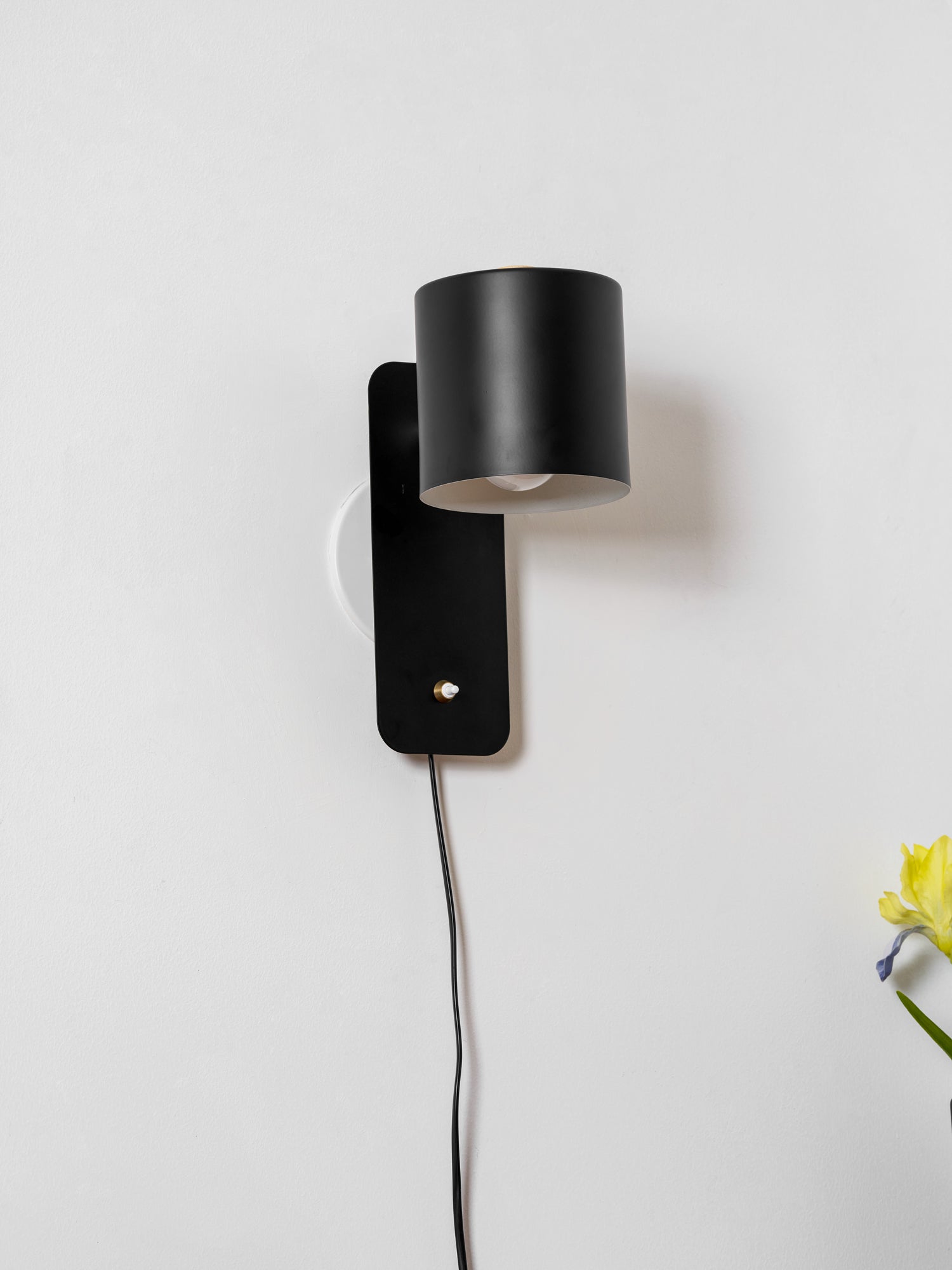 Rotatable Cylinder Plug-In Wall Light / ∅ 5.1″ x H 11.8″ / Dia 13cm x H 30cm / Black / US Plug
