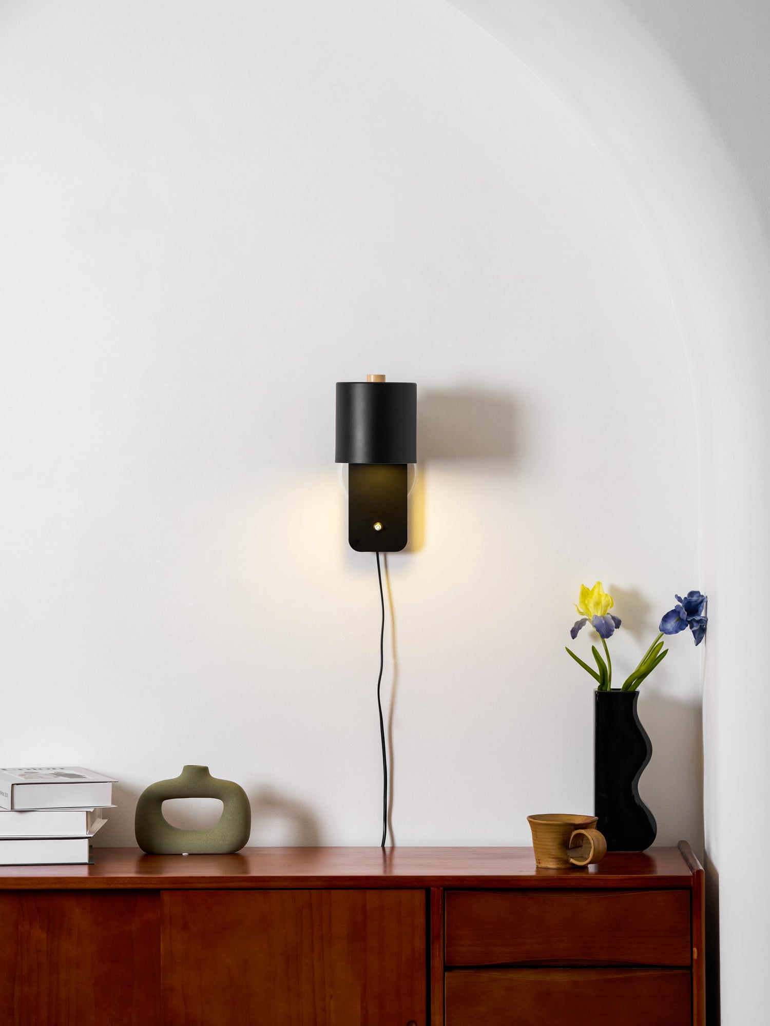 Rotatable Cylinder Plug-In Wall Light / ∅ 5.1″ x H 11.8″ / Dia 13cm x H 30cm / Black / AU Plug