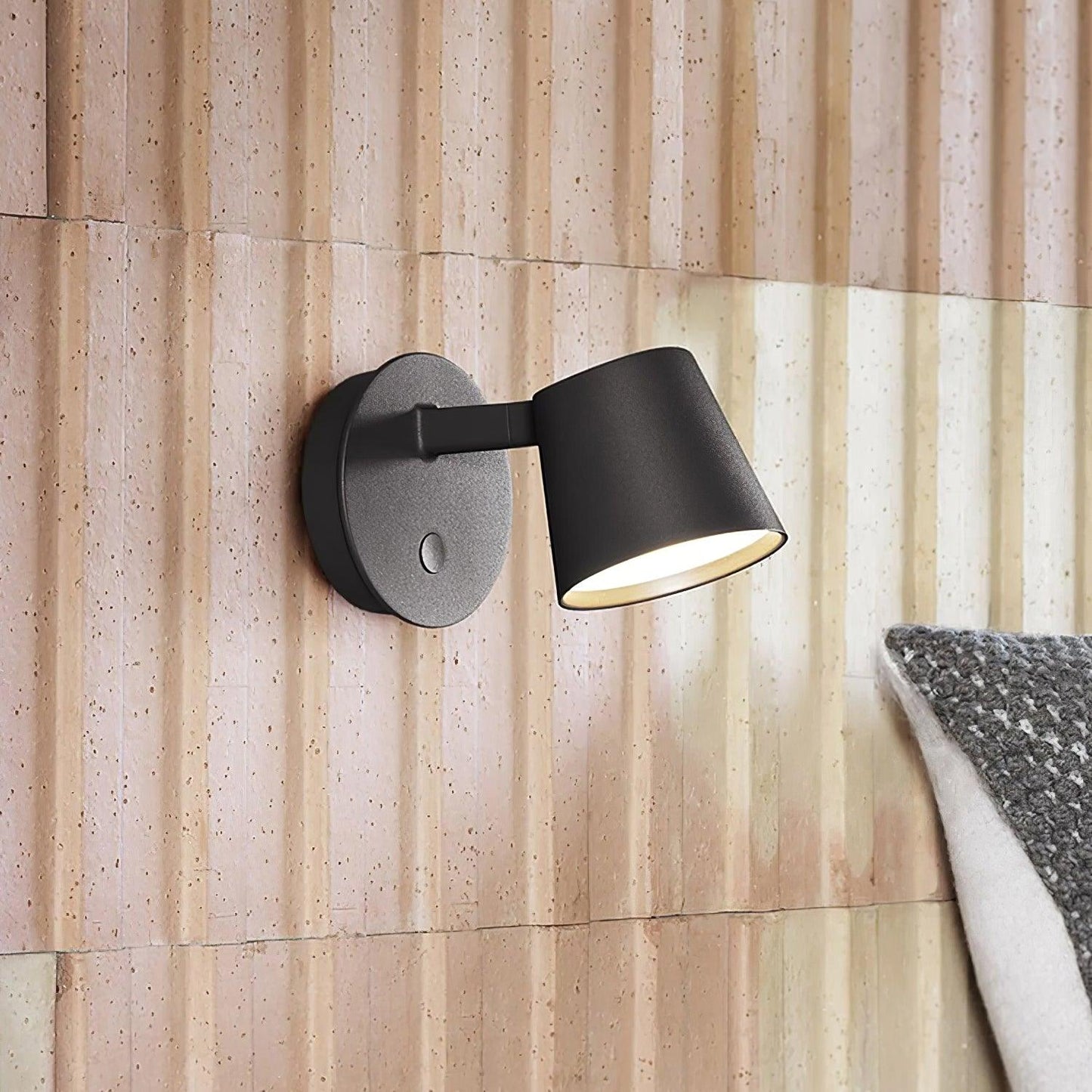 Tip Adjustable LED Wall Light / L 6.3″ x H 3.7″ / L 16cm x H 9.5cm / Black / Cool Light